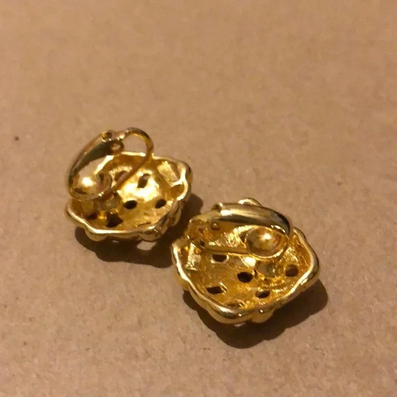 VINTAGE EUC CLIP ON GOLD TONE EARRINGS COSTUME JEWELRY - Picture 4 of 6